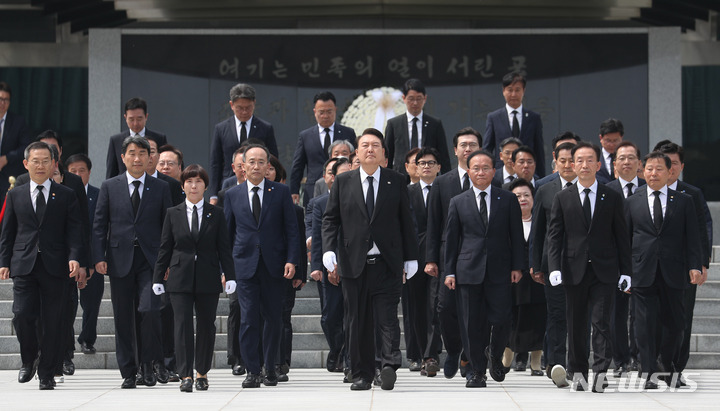 [서울=뉴시스] 홍효식 기자 = 윤석열 대통령이 정부 출범 1주년인 10일 오전 서울 동작구 국립서울현충원을 찾아 현충탑 참배를 마친 뒤 이동하고 있다. 2023.05.10. yesphoto@newsis.com