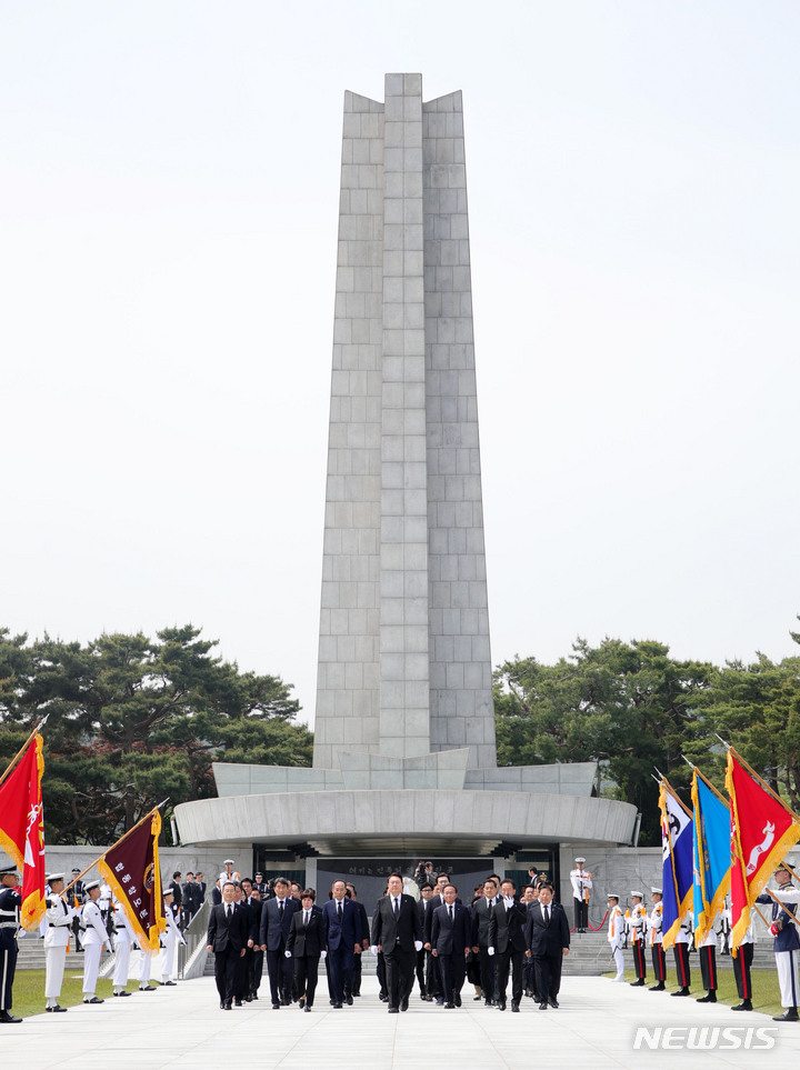 [서울=뉴시스] 홍효식 기자 = 윤석열 대통령이 정부 출범 1주년인 10일 오전 서울 동작구 국립서울현충원을 찾아 현충탑 참배를 마친 뒤 이동하고 있다. 2023.05.10. yesphoto@newsis.com