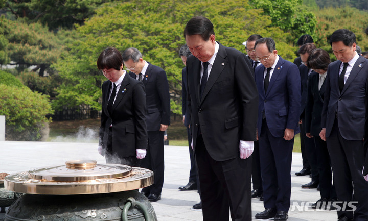 [서울=뉴시스] 홍효식 기자 = 윤석열 대통령이 정부 출범 1주년인 10일 오전 서울 동작구 국립서울현충원을 찾아 현충탑에 묵념하고 있다. 2023.05.10. yesphoto@newsis.com