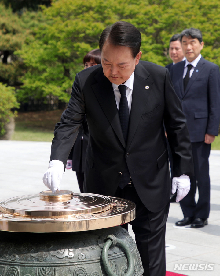 [서울=뉴시스] 홍효식 기자 = 윤석열 대통령이 정부 출범 1주년인 10일 오전 서울 동작구 국립서울현충원을 찾아 현충탑에 분향하고 있다. 2023.05.10. yesphoto@newsis.com