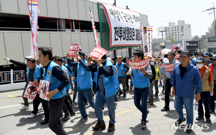 [함평=뉴시스] 변재훈 기자 = 광주전투비행장 함평 저지 범군민대책위원회가 10일 오전 전남 함평군 함평읍 함평군청에서 '전투비행장 이전 항의 서한'을 전달하고자 행진하고 있다. 2023.05.10. wisdom21@newsis.com