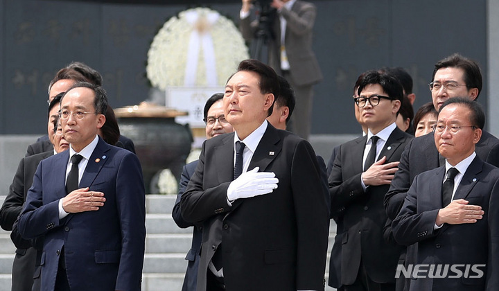 [서울=뉴시스] 홍효식 기자 = 윤석열 대통령이 정부 출범 1주년인 10일 오전 서울 동작구 국립서울현충원을 찾아 현충탑 참배를 마친 뒤 국기에 대한 경례를 하고 있다. 2023.05.10. yesphoto@newsis.com