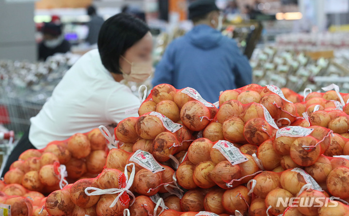 [서울=뉴시스] 권창회 기자 = 서울 시내 대형마트에서 고객들이 양파를 고르고 있다.&nbsp; 2023.05.10. kch0523@newsis.com