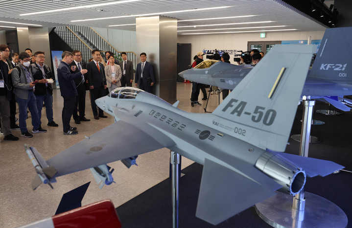 [사천=뉴시스] 사진공동취재단 = 엄동환 방위사업청장과 강구영 KAI 대표이사 사장 등 참석자들이 9일 경남 사천 한국항공우주산업에서 열린 ‘국방기자단 초청, 국정과제 성과 확인 및 현장 소통을 위한 방위사업청장 방산 현장 방문’에서 KF-21, FA-50 생산 생산 체계를 설명듣고 있다. 2023.05.10. photo@newsis.com