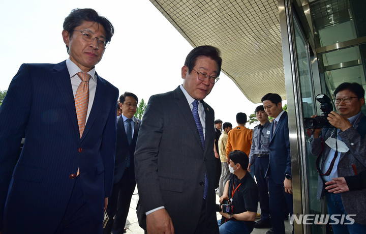 [대구=뉴시스] 이무열 기자 = 이재명 더불어민주당 대표가 10일 오후 홍준표 대구시장을 예방하기 대구시청 산격청사로 들어서고 있다. 2023.05.10. lmy@newsis.com
