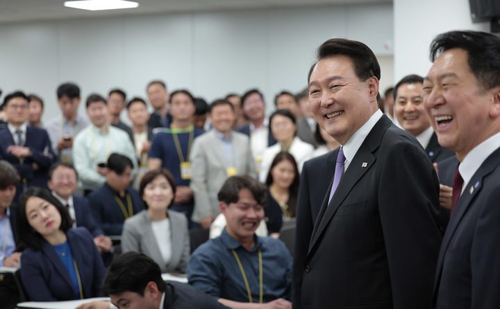 [서울=뉴시스] 윤석열 대통령이 10일 서울 용산 대통령실 청사 오픈라운지에서 출입 기자들과 만나 대화하고 있다. (사진=대통령실 제공) 2023.05.10. photo@newsis.com *재판매 및 DB 금지