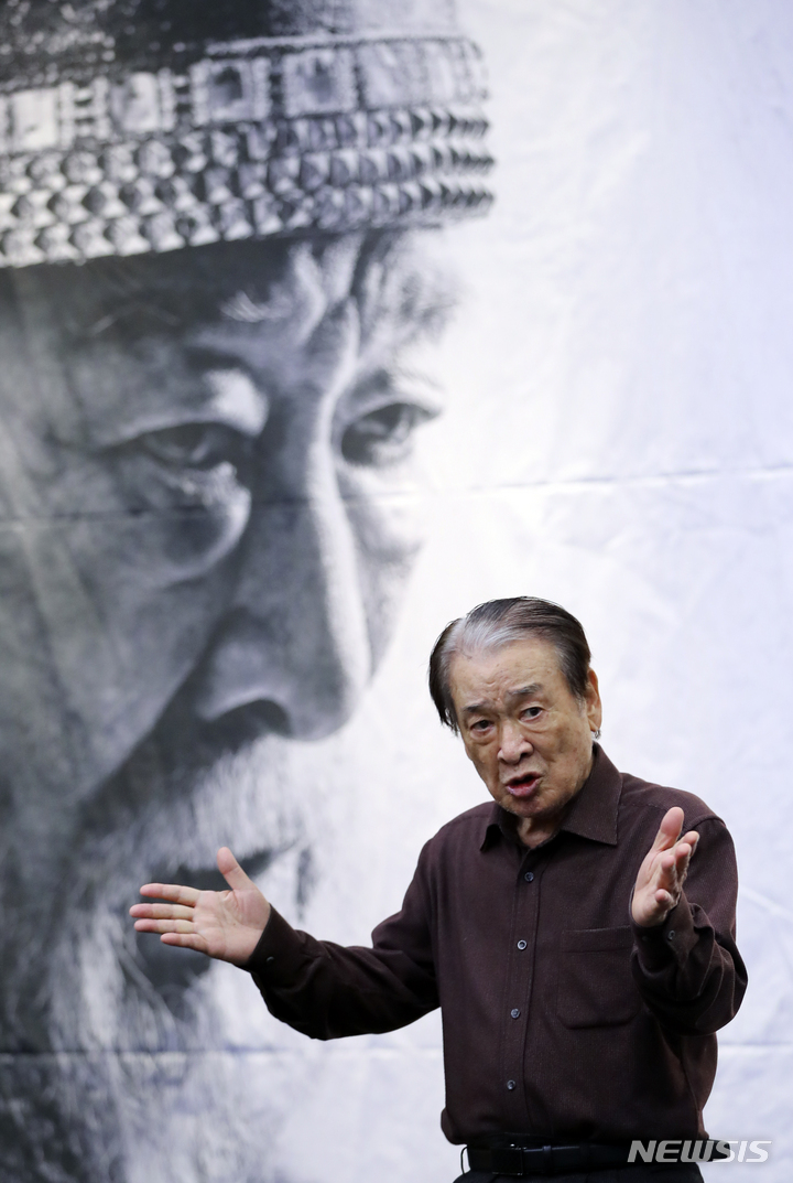 [서울=뉴시스] 최진석 기자 = 리어왕 역의 배우 이순재가 10일 서울 SNU 장학빌딩 베리타스홀에서 열린 연극 리어왕 연습실 공개 행사에서 장면시연을 하고 있다. 2023.05.10. myjs@newsis.com