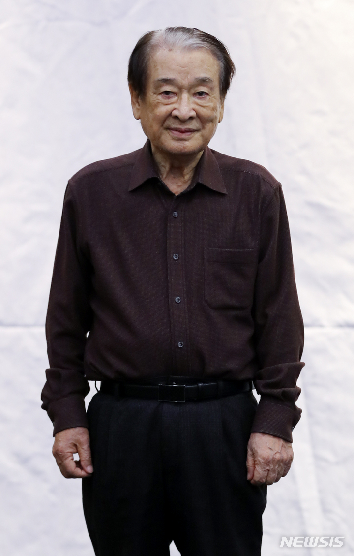 [서울=뉴시스] 최진석 기자 = 리어왕 역의 배우 이순재가 10일 서울 SNU 장학빌딩 베리타스홀에서 열린 연극 리어왕 연습실 공개 행사에서 포즈를 취하고 있다. 2023.05.10. myjs@newsis.com