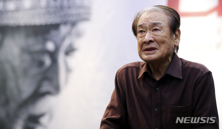 [서울=뉴시스] 최진석 기자 = 리어왕 역의 배우 이순재가 10일 서울 SNU 장학빌딩 베리타스홀에서 열린 연극 리어왕 연습실 공개 행사에서 장면시연을 하고 있다. 2023.05.10. myjs@newsis.com