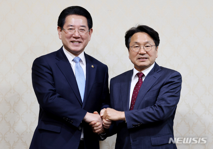 [광주=뉴시스] 10일 오후 광주 서구 치평동 김대중컨벤션센터에서 강기정 광주시장과 김영록 전남지사가 군공항 이전 협의에 앞서 악수하고 있다. 2023.05.10.hyein0342@newsis.com