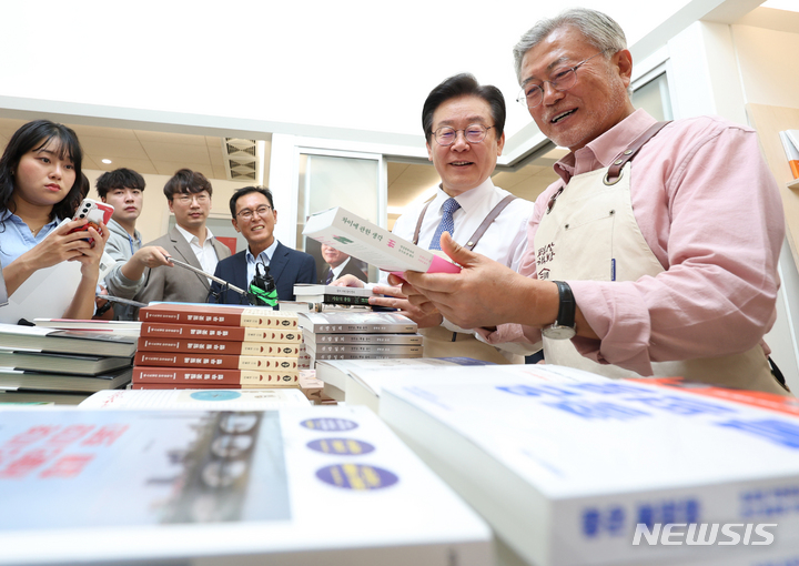 [양산=뉴시스] 공동취재단 = 문재인 전 대통령이 지난 10일 오후 경남 양산시 하북면 평산책방에서 더불어민주당 이재명 대표에게 책을 추천하고 있다. 2023.05.10. photo@newsis.com