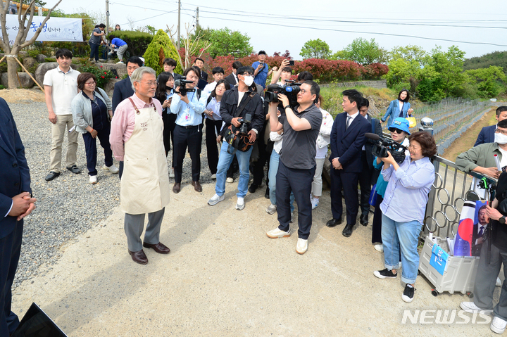 [양산=뉴시스] 차용현 기자 = 문재인 전 대통령이 10일 오후 경남 양산시 하북면 평산마을에 위치한 '평산 책방'에서 더불어민주당 이재명 대표를 기다리고 있다. 2023.05.10. con@newsis.com