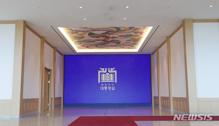 [서울=뉴시스] 홍효식 기자 = 윤석열 대통령이 10일 취임 1주년을 맞았다. 사진은 이날 서울 용산 대통령실 청사 정현관 모습. 2023.05.10. yesphoto@newsis.com