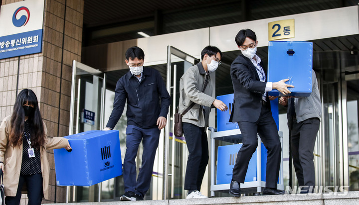[과천=뉴시스] 정병혁 기자 = 경기방송 재허가 심사 조작 의혹과 관련해 방송통신위원회 사무실 압수수색을 마친 서울북부지방검찰청 수사관들이 10일 경기 과천시 정부과천청사 방송통신위원회 청사에서 압수품을 들고 나오고 있다. 2023.05.10. jhope@newsis.com