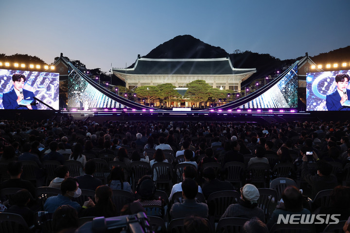 [서울=뉴시스] 홍효식 기자 = 10일 청와대 대정원에서 '청와대 개방 1주년 기념 특별음악회'가 열리고 있다. (대통령실통신사진기자단) 2023.05.10. yesphoto@newsis.com