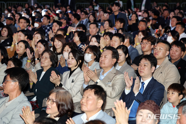 [서울=뉴시스] 홍효식 기자 = 윤석열 대통령과 부인 김건희 여사가 10일 청와대 대정원에서 열린 '청와대 개방 1주년 기념 특별음악회'에서 박수치고 있다. (대통령실통신사진기자단) 2023.05.10. yesphoto@newsis.com