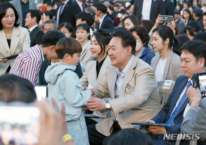 [서울=뉴시스] 홍효식 기자 = 윤석열 대통령과 부인 김건희 여사가 10일 청와대 대정원에서 열린 '청와대 개방 1주년 기념 특별음악회'에서 아이들과 인사하고 있다. (대통령실통신사진기자단) 2023.05.10. yesphoto@newsis.com