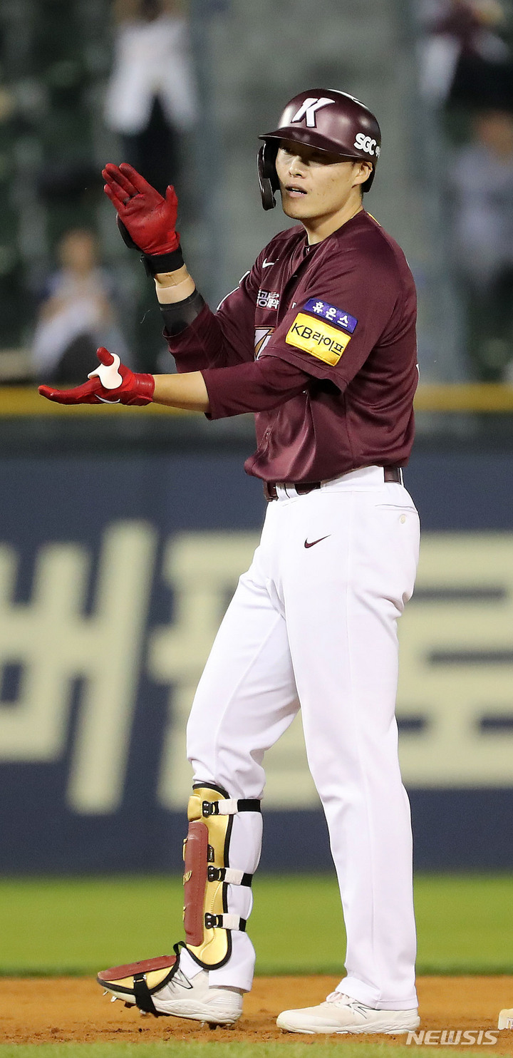 [서울=뉴시스] 김선웅 기자 = 10일 서울 송파구 잠실야구장에서 열린 2023 KBO리그 키움 히어로즈와 LG 트윈스의 경기, 7회초 1사 주자 1,3루 상황 키움 7번타자 임병욱이 2타점 적시타를 날린 후 세레머니를 하고 있다. 2023.05.10. mangusta@newsis.com