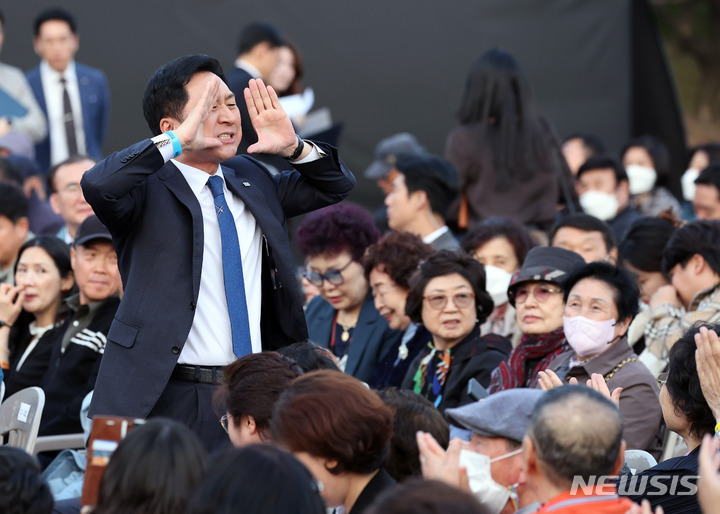 [서울=뉴시스] 홍효식 기자 = 김기현 국민의힘 대표가 10일 청와대 대정원에서 열린 '청와대 개방 1주년 기념 특별음악회'에서 참석자들을 향해 인사하고 있다. (대통령실통신사진기자단) 2023.05.10. yesphoto@newsis.com