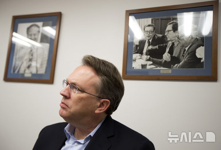 [워싱턴=AP/뉴시스] 존 윌리엄스 뉴욕 연은 총재는 9일(현지 시간) "생활비와 주거비 부담이 커지면서 저소득층과 중산층 가구가 월급에서 월급으로 버티는 상황에 놓여있다"며 "이들의 구매력 약화가 소비와 경기 신뢰를 흔들 수 있다"고 밝혔다. 사진은 미국 워싱턴에서 AP통신과 인터뷰 중인 윌리엄스 총재. 2025.11.10.