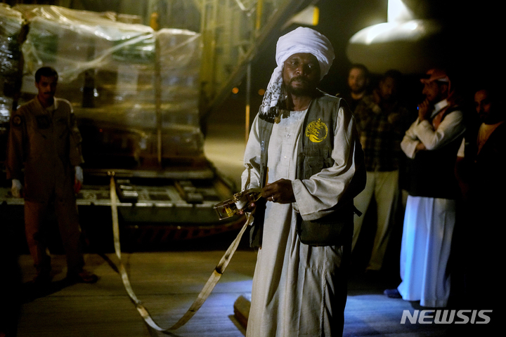 [포트수단( 수단)=AP/뉴시스] 수단의 민간인 구호단체 대표인 야유브 아무 파테마가 5월 11일 포트수단 공항에서 사우디로부터 도착한 구호품들을 확인하고 있다.&nbsp; 