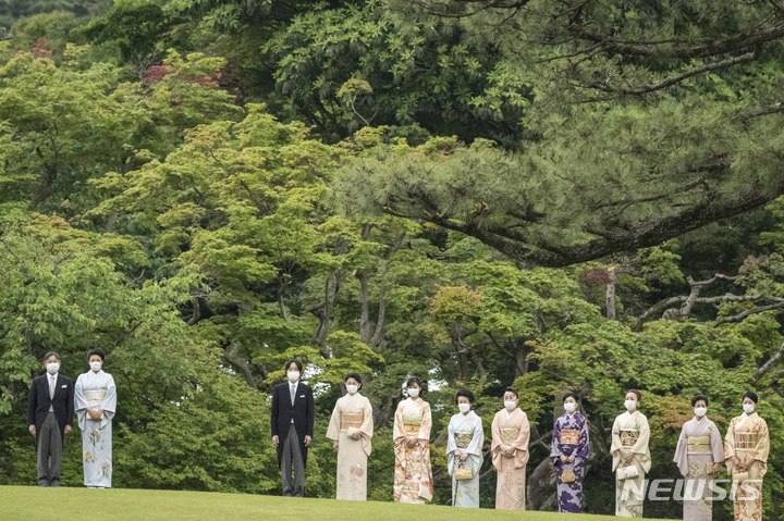 [도쿄=AP/뉴시스] 지난달 29일 일본 지지통신은 일본 환경성이 외국인 관광객을 유치하기 위해 일본 왕궁 근처에 있는 키타노마루공원을 재단장할 것으로 보도했다. 사진은 일본 왕실행사 모습. 2023.06.30.