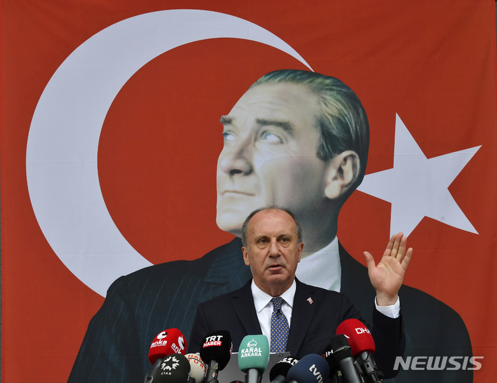 [앙카라(튀르키예)=AP/뉴시스]14일 치러지는 튀르키예 대선을 사흘 앞둔 11일 여론조사에서 3위를 달리던 무하렘 인제 후보가 후보직에서 전격 사퇴, 레제프 타이이프 에르도안 대통령에게 타격을 주며 에르도안의 최대 경쟁자인 케말 클르츠다로을루에게 힘을 실어주었다. 사진은 2021년 2월8일 앙카라에서 가진 기자회견 중 인제가 튀르키예 제1 야당인 공화인민당(CHP) 탈퇴를 발표하는 모습. 2023.05.11.
