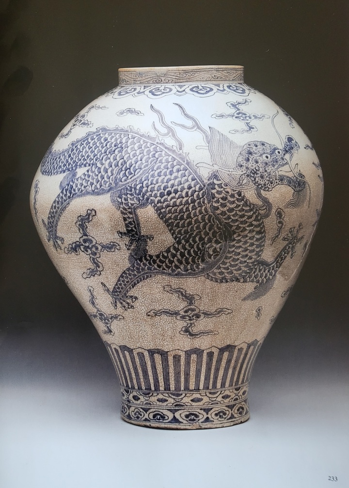 마이아트옥션 5월 경매에 출품된&nbsp; 백자청화 오조룡문호.70억 원에 시작한다. *재판매 및 DB 금지