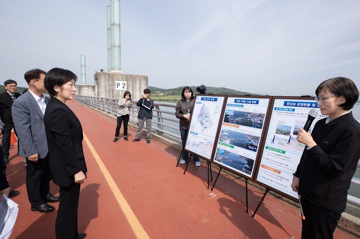 [서울=뉴시스] 한화진 환경부 장관이 지난 10일 한강 여주보를 방문해 보 운영현황을 점검하고 있다. (사진=환경부 제공) 2023.05.11. photo@newsis.com *재판매 및 DB 금지 *재판매 및 DB 금지