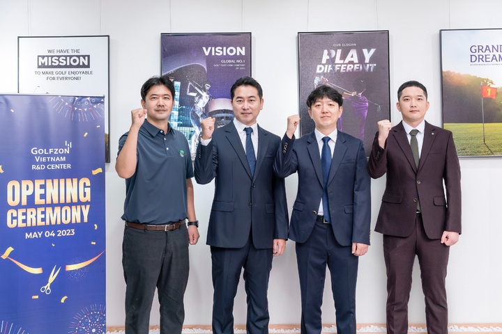[서울=뉴시스] 지난 4일 진행된 골프존 베트남 R&D센터 개관식에서 (왼쪽부터)골프존 베트남 김지훈 프로, 김일상 법인장, 골프존 베트남 R&D센터 홍창진 센터장, 이경용 프로가 기념사진 촬영하고 있다. (사진=골프존 제공) 2023.05.11. photo@newsis.com *재판매 및 DB 금지