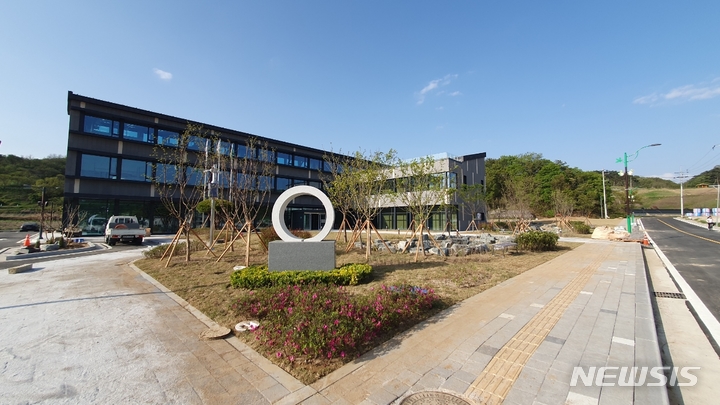 [함양=뉴시스] 홍정명 기자=11일 개관란 경남 함양군 함양읍 대덕리 '산양삼 특화산업 진흥센터'. 산양삼 및 청정임산물 생산·가공·유통·교육을 통합 지원한다.(사진=경남도 제공) 2023.05.11. photo@newsis.com