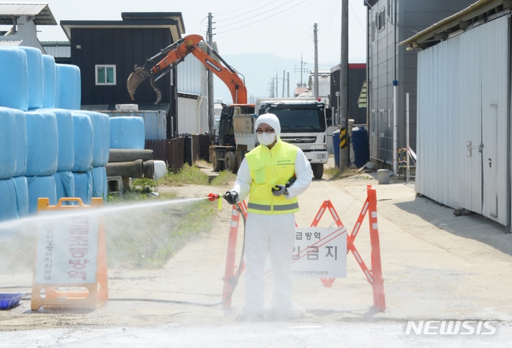 [청주=뉴시스] 조성현 기자 = 구제역이 발생한 지난 11일 오전 충북 청주시 청원구 북이면 한 한우농장에서 방역당국 관계자가 방역 작업을 하고 있다. 2023.05.11. jsh0128@newsis.com