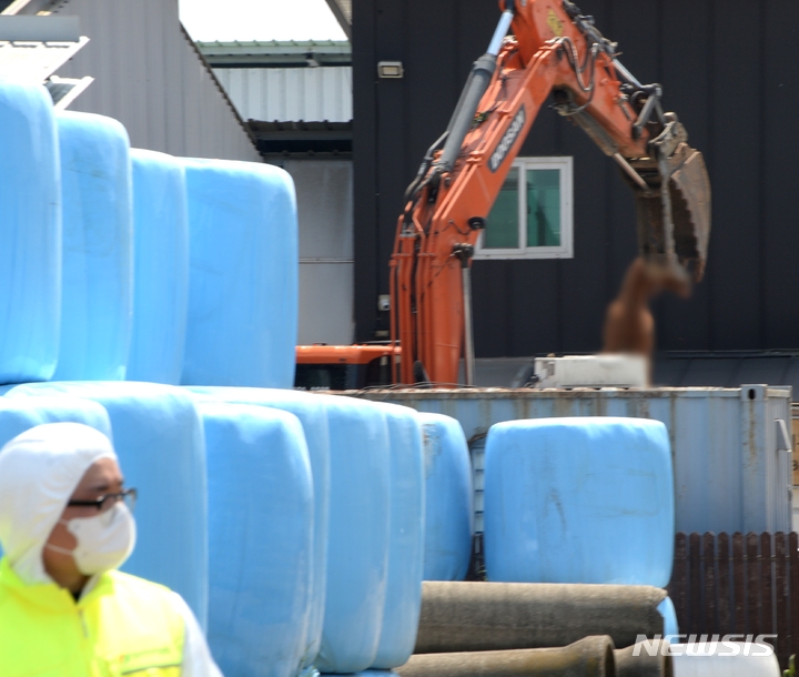 [청주=뉴시스] 조성현 기자 = 구제역이 발생한 11일 오전 충북 청주시 청원구 북이면 한 한우농장에서 방역당국 관계자들이 외부인 출입을 통제하고 있다. 2023.05.11. jsh0128@newsis.com 