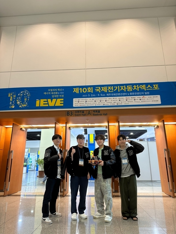 [울산=뉴시스] 국제 재학생 EV 자율주행 경진대회에서 대상을 수상한 울산대 기계공학부 URRC 동아리 *재판매 및 DB 금지