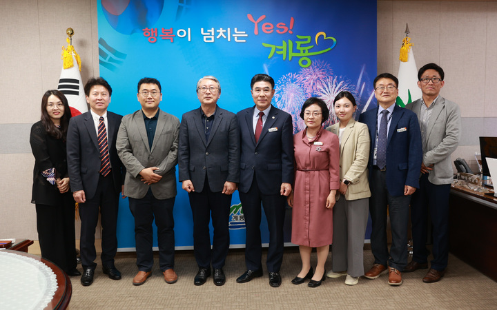 계룡시와 충남연구원이 시 미래발전 정책 연구 및 개발을 위한 정책간담회를 갖고 기념사진을 찍고 있다. 2023. 05. 11 계룡시 *재판매 및 DB 금지