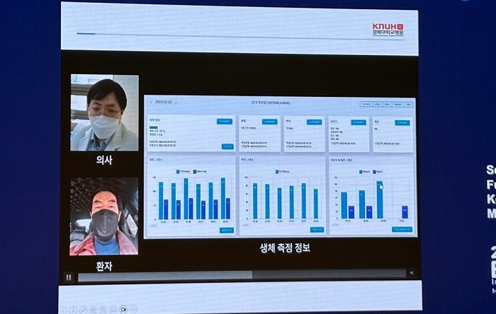 [서울=뉴시스] 황재희 기자= 경북대학교병원 조정희 신장내과 교수가 환자와 임상시험 중 환자 데이터를 기반으로 비대면 진료를 하고 있는 모습&nbsp; *재판매 및 DB 금지