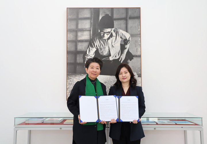 [서울=뉴시스]지난 3월16일에 이뤄진 주폴란드한국문화원과 환기미술관 업무협약식. (왼쪽부터)박미정 환기미술관 관장과 강은영 주폴란드한국문화원장. (사진=주폴란드한국문화원 제공) 2023.05.11. photo@newsis.com *재판매 및 DB 금지