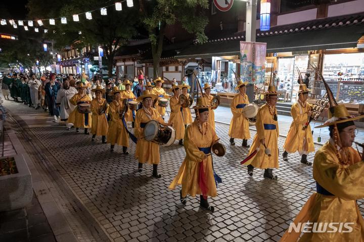 [전주=뉴시스]윤난슬 기자 = 전통과 문화가 살아 숨 쉬는 도시 전북 전주에서 올해도 문화재를 활용한 전주문화재야행이 펼쳐진다.(사진=전주시 제공) 