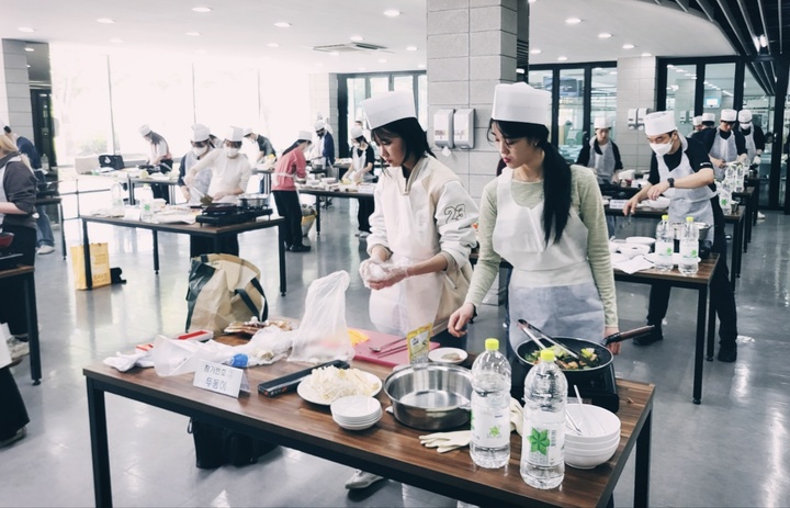 한국기술교육대 학생들이 '2023년 한기대 학식 요리경연대회'에서 자신만의 레시피로 요리를 만들고 있다. 사진=한기대 제공  *재판매 및 DB 금지