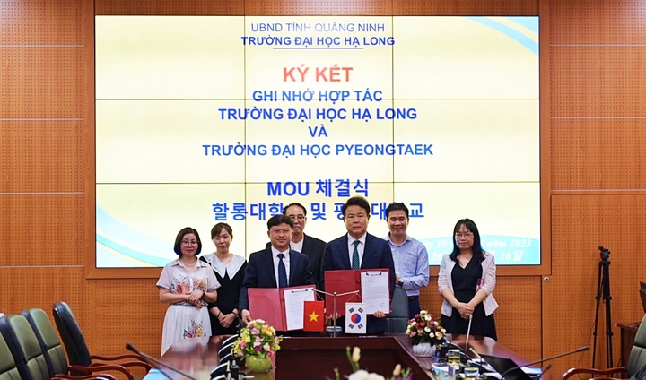 [평택=뉴시스] 이동현 평택대학교 총장이 현지 시각으로 10일 베트남 북부 꽝닌성에 소재한 하롱대학교 측과 국제 학술 및 학생 교류를 위한 협정을 체결하고 있다. (사진=평택대 제공) 2023.05.11. photo@newsis.com *재판매 및 DB 금지