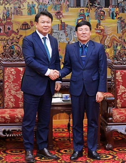 [평택=뉴시스] 평택대학교 이동현 총장과 베트남 빈폭성 레 쥬이 탄 인민위원회 위원장이 현지 시각으로 9일 빈폭성 청사에서 두 기관 사이의 협력방안을 모색한 뒤 악수를 나누고 있다. (사진=평택대 제공) 2023.05.11. photo@newsis.com *재판매 및 DB 금지