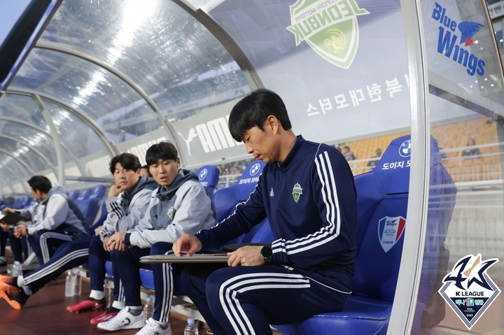 [서울=뉴시스]전북 현대 김두현 감독대행. (사진=프로축구연맹 제공)