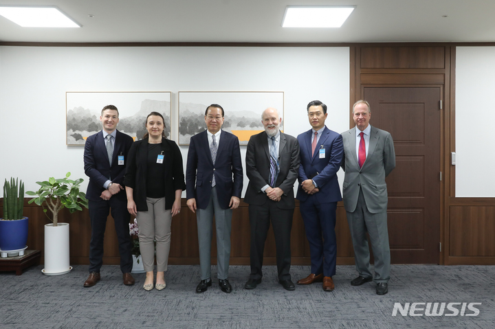 [서울=뉴시스] 권영세 장관, 하버드대학교 전문가 면담. (사진=통일부 제공) 2023.05.11