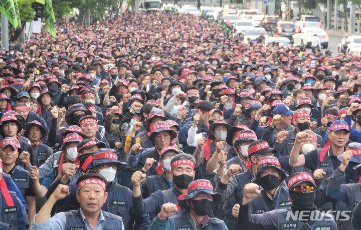 [대구=뉴시스] 이상제 기자 = 민주노총 전국건설노동조합이 11일 오후 수성구 지산동 대구경찰청 앞에서 열린 건설노동자 결의대회에서 구호를 외치고 있다. 2023.05.11. king@newsis.com