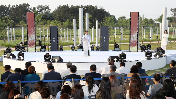 11일 정읍 동학농민혁명기념공원에서 열린 '제56회 동학농민혁명기념제', 이학수 시장이 동학농민혁명의 의의를 전달하며 인사말을 하고 있다. *재판매 및 DB 금지