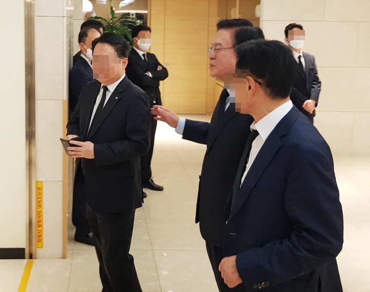 [서울=뉴시스] 주동일 기자 = 11일 서울 강남구 일원동 삼성서울병원 장례식장에 마련된 허영인 SPC 그룹 회장 모친의 빈소에 방문한 정우택 국회 부의장. 2023.05.11. *재판매 및 DB 금지 *재판매 및 DB 금지