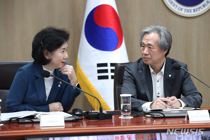 [서울=뉴시스] 홍효식 기자 = 지영미 질병관리청장과 정기석 국가감염병위기대응자문위원장 겸 코로나19 특별대응단장이 11일 오전 서울 용산 대통령실 청사에서 열린 코로나19 중앙재난안전대책본부 회의에 앞서 대화하고 있다. 2023.05.11. yesphoto@newsis.com