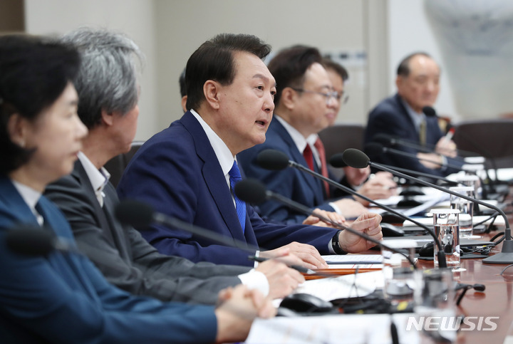 [서울=뉴시스] 홍효식 기자 = 윤석열 대통령이 11일 오전 서울 용산 대통령실 청사에서 열린 코로나19 중앙재난안전대책본부 회의를 주재하고 있다. 2023.05.11. yesphoto@newsis.com