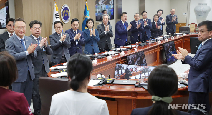 [서울=뉴시스] 홍효식 기자 = 윤석열 대통령이 11일 오전 서울 용산 대통령실 청사에서 열린 코로나19 중앙재난안전대책본부 회의에서 의료진들을 향해 격려 박수 보내고 있다. 2023.05.11. yesphoto@newsis.com