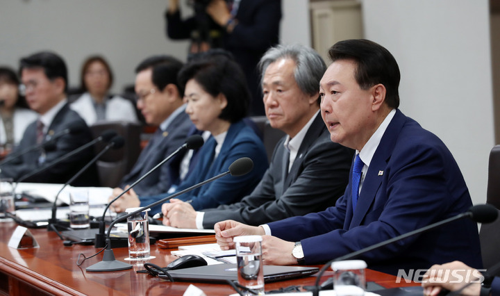 [서울=뉴시스] 홍효식 기자 = 윤석열 대통령이 11일 오전 서울 용산 대통령실 청사에서 열린 코로나19 중앙재난안전대책본부 회의를 주재하고 있다. 2023.05.11. yesphoto@newsis.com